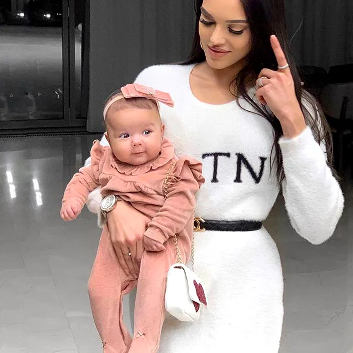 Karmen minune cu copilul în brațe