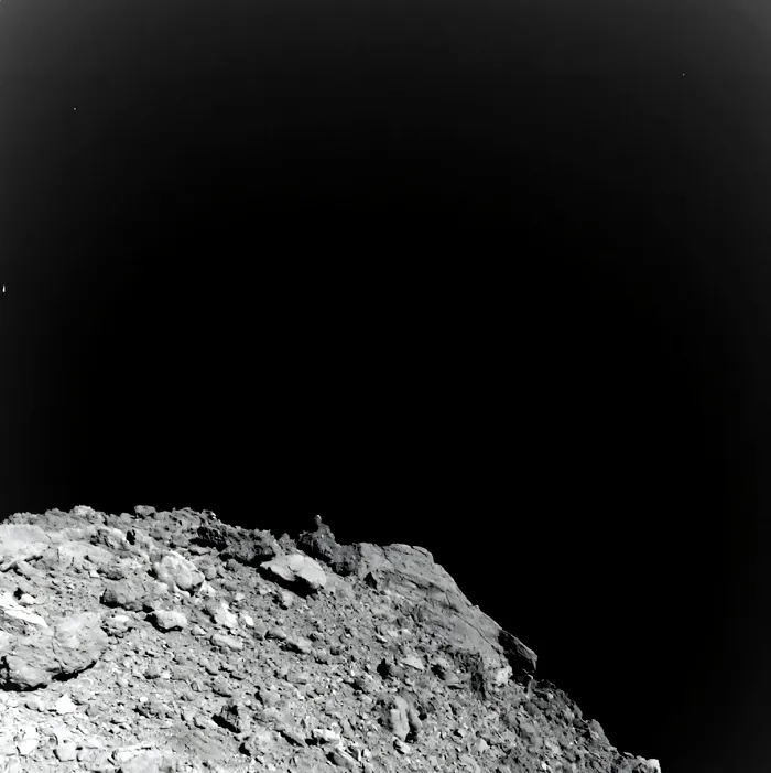 Asteroidul Ryugu, în timp ce străbate cu viteză Sistemul Solar.