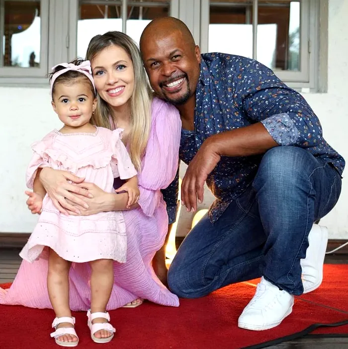 Andreea Ibacka alături de familia sa