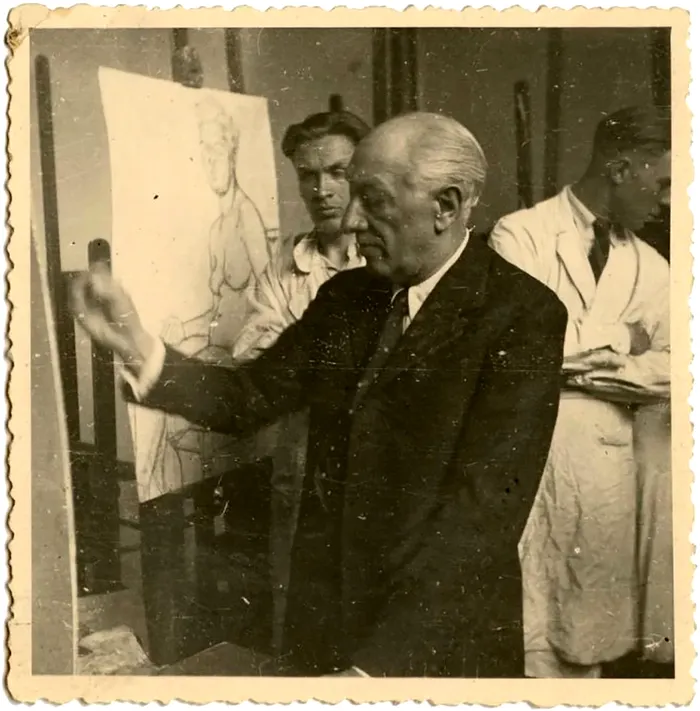 Marele pictor Camil Ressu, corectand lucrarile elevilor sai. Foto arhiva