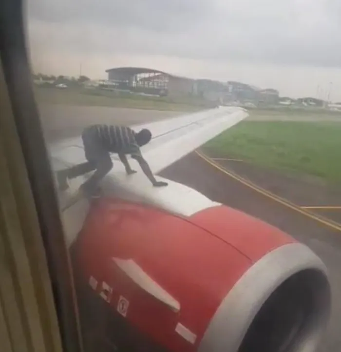 Un bărbat din Nigeria s-a urcat pe aripa unui avion în plină decolare