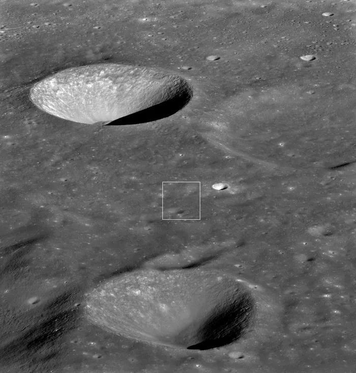 Obiectul fascinant, imortalizat de NASA, care gravitează în jurul Lunii. Ce ar putea fi