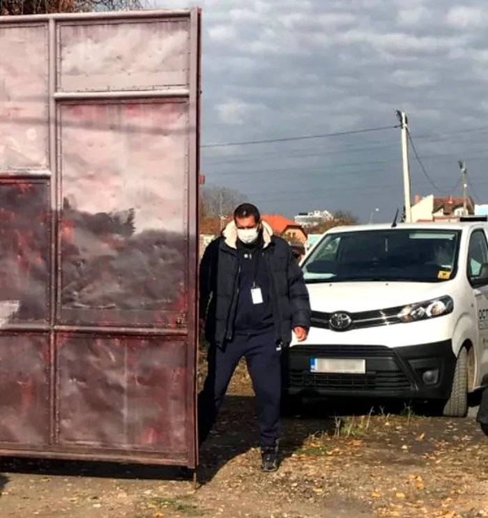 mortiPaznic așezat la poarta stadionului CFR