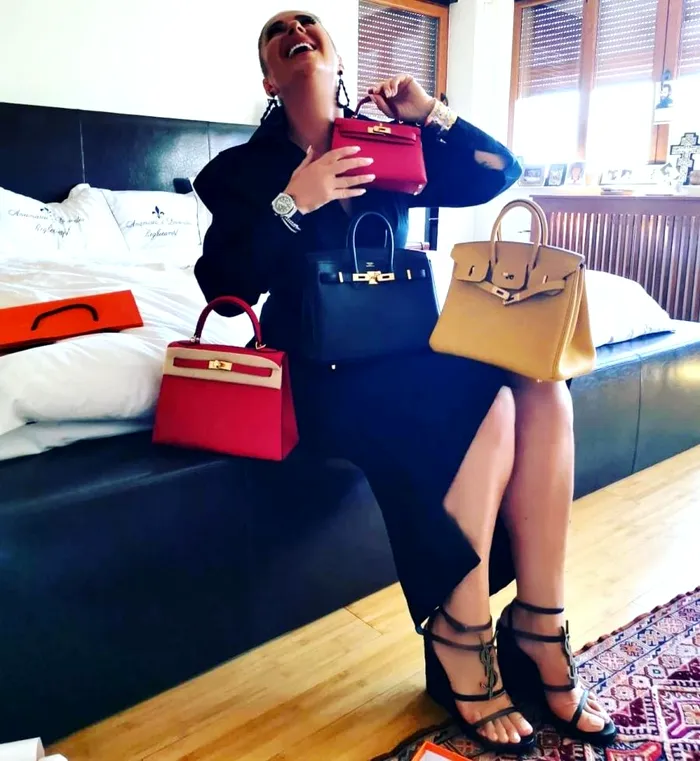 Ana înconjurată de gențile primite de la Reghe