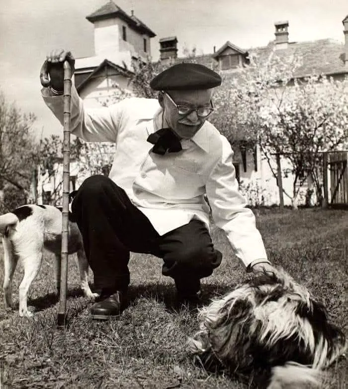 Tudor Arghezi alături de câinele său Zdreanță, în curtea casei de la Mărțișor. Foto arhivă
