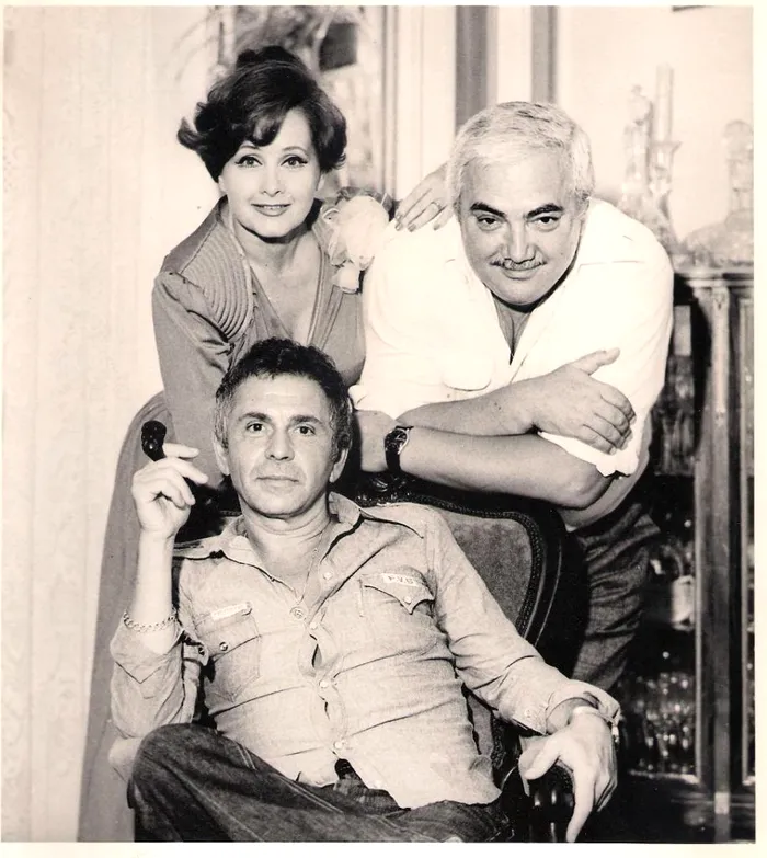 O femeie(Stela Popescu), alaturi de Puiu Maximilian și Vasile Vaselovschi.