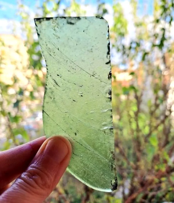 Fragment de sticlă provenit dintr-un geam din perioada romană. Foto Arheologie MNU Alba Iulia