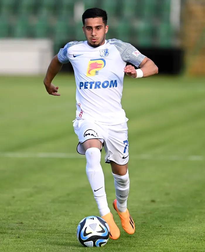 ”The Guardian” a inclus un fotbalist român pe lista celor mai talentaţi jucători din lume. Cine este acesta, joacă și în națională