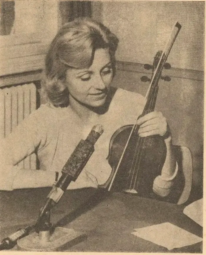 Lola Bobescu, invitata la un post de radio. Foto arhiva