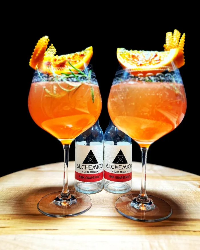 Cum faci un cocktail cu Mezcal Le Tribute, Aperol și soc. Așa descoperi și mixerele românești de la Alchemico