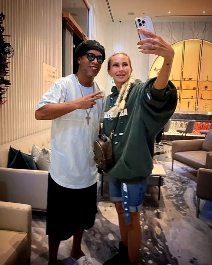 Crina Abrudan s-a fotografiat cu Ronaldinho în vacanța din Dubai