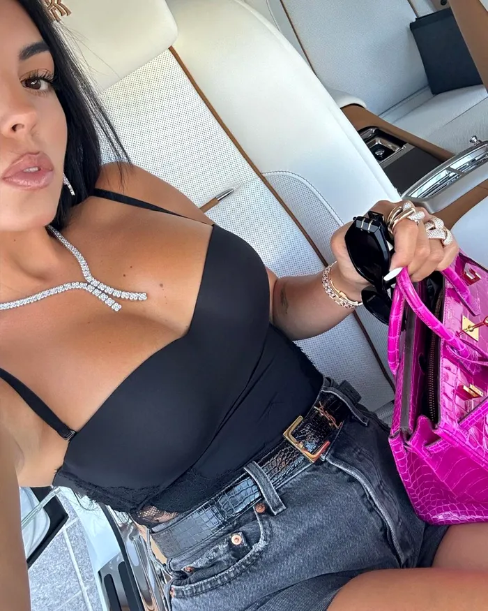 Partenerele lui Leo Messi și Cristiano Ronaldo, comparate de americani. Concluzia: una întreinută, alta milionară