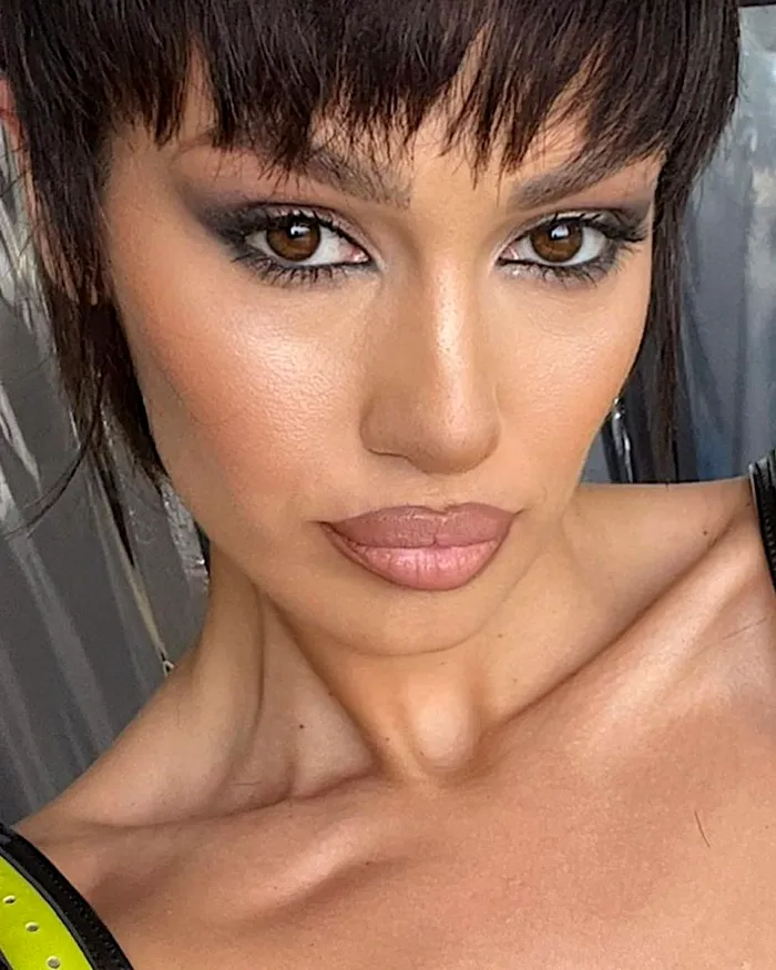 Schimbare de look radicală pentru Alina Eremia. Asemănarea izbitoare cu o actriță iubită de sute de mii de români