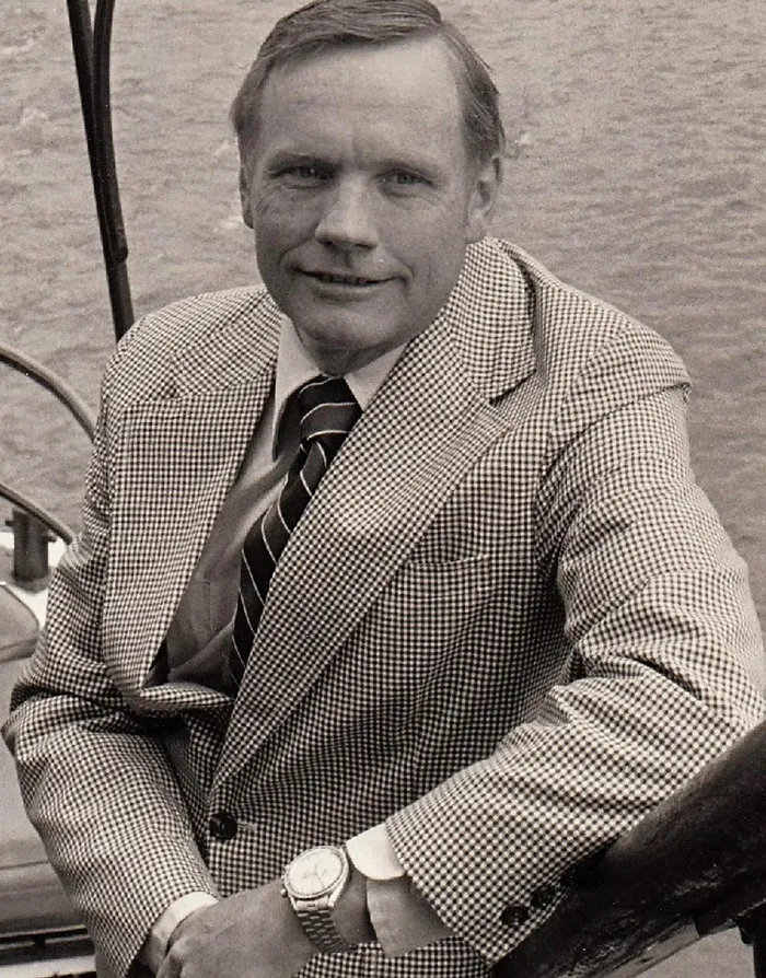 Neil Armstrong, surprins într-o fotografie purtând ceasul Omega din aur.