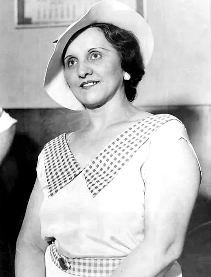 ana-cumpanas-femeia-in-rosu