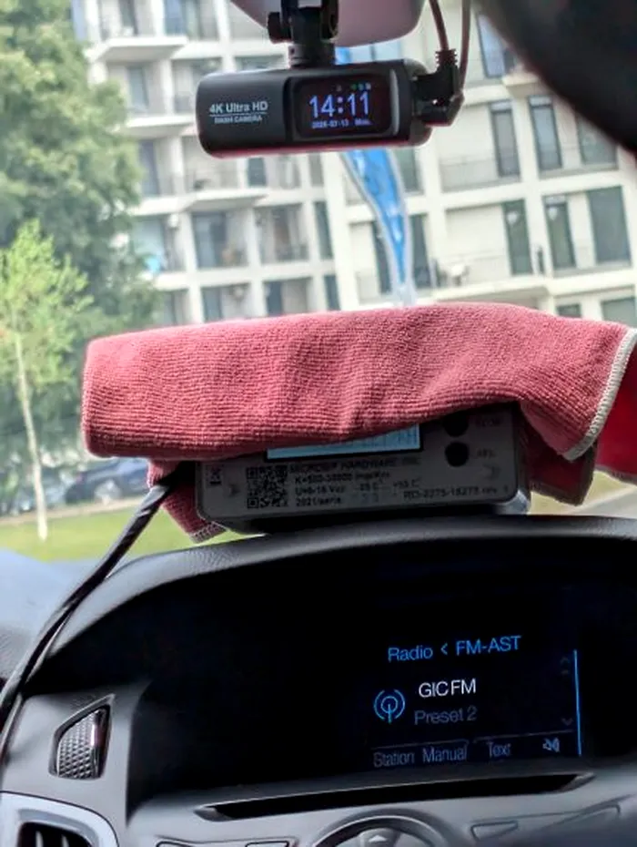Aparatul de taxat, ascuns sub un prosop (Foto: Reddit) 