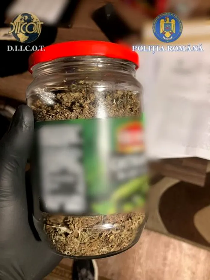 Droguri ascunse în borcanul de murături