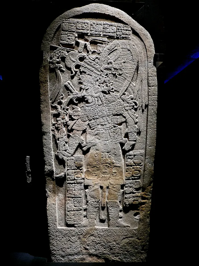 Regalitatea Maya: o imagine a unui conducător Maya din secolul al IX-lea (un rege al statului oraș Machaquila din ceea ce este acum Guatemala) oferă o idee despre cum ar fi putut arăta probabil cuceritorul Ucanalului.