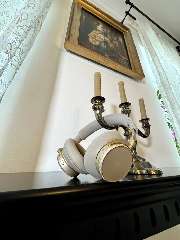 Bang & Olufsen Beoplay H100, probabil cele mai bune căști Bluetooth, dacă nu și cu fir - foto: Playtech.ro