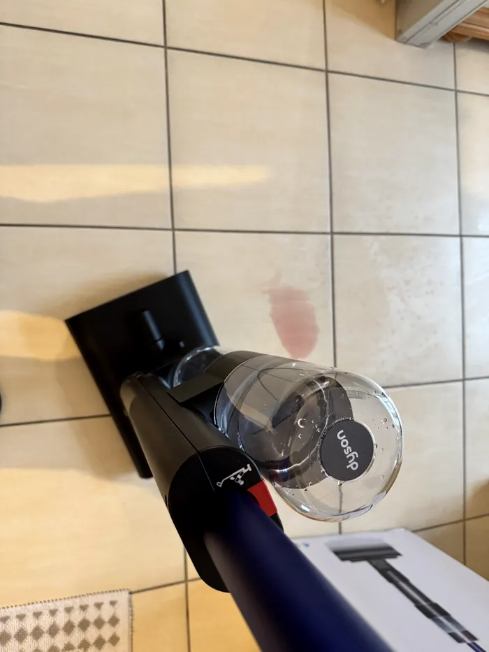 Curățenie cu Dyson Wash G1, test cu vin pe gresie - foto: Playtech.ro