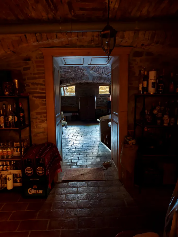 Test scenă HDR (plajă dinamică mare) cu trei spații cu iluminare diferită folosind realme GT 7 - f/1.8 0,138s 5.59 mm / foto:Playtech