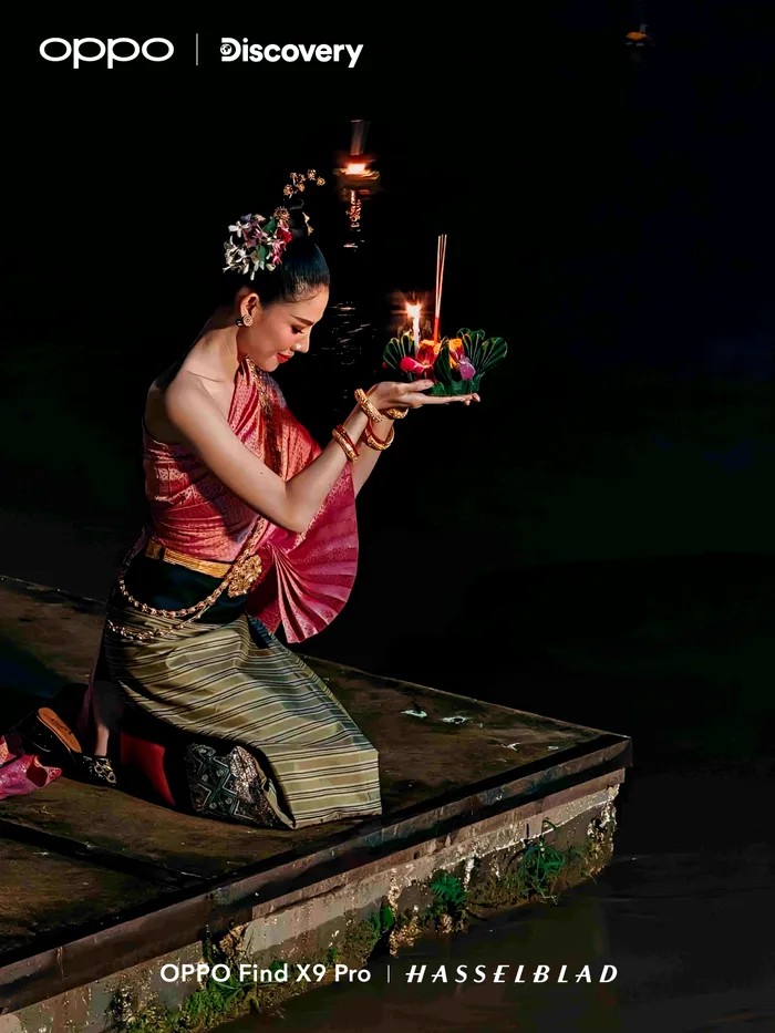 O participantă la festivitatea Loy-Krathong