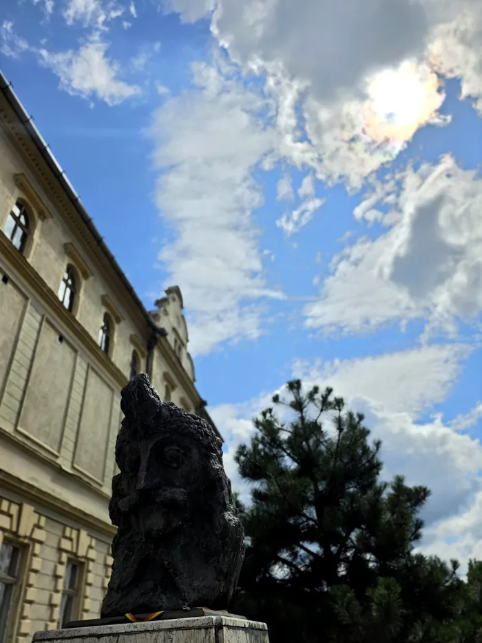Fotografie portret contre-jour (împotriva soarelui) cu statuia lui Vlad Țepeș în Cetatea Sighișoara / foto: Playtech