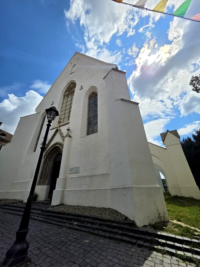 Fotografie ultrawide cu biserica din Cetatea Sighișoara – Galaxy S26 Ultra / foto: Playtech
