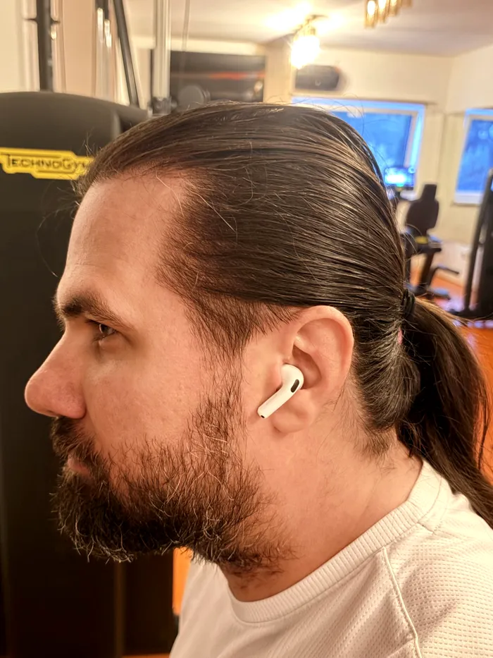 Cum arată noile AirPods 5 în urechi / foto: Playtech