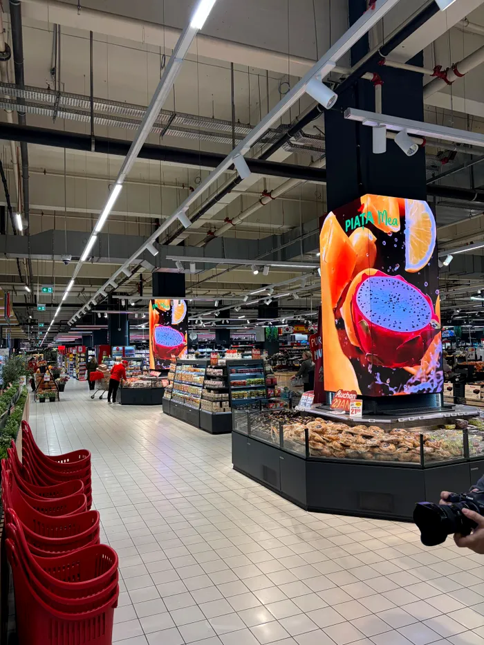 Un hipermarket în care intrarea devine o experiență LED, prețurile se actualizează digital, iar cumpărăturile pot fi scanate direct în cărucior. Noutățile Auchan Drumul Taberei. Sursa foto: Playtech