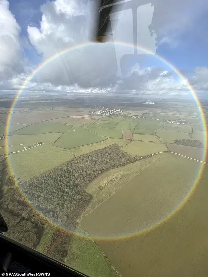 Curcubeul rotund, pe cât de spectaculos, pe atât de rar. Imaginile surprinse din elicopter cu fenomenul