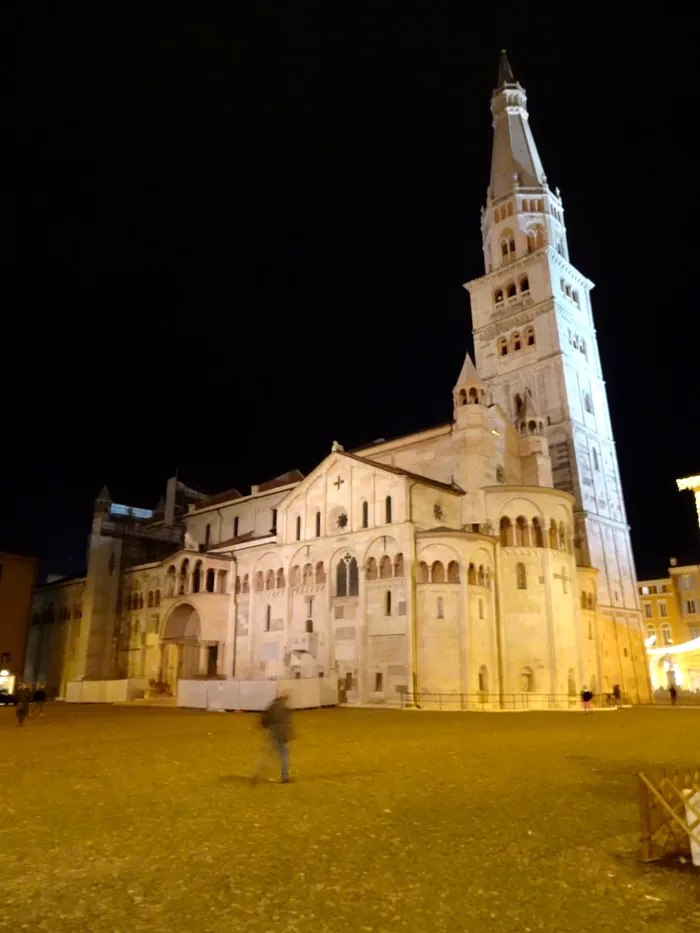 Biserica din centrul Modenei - fotografie fără trepied cu 1/4 secunde expunere, ISO 1000