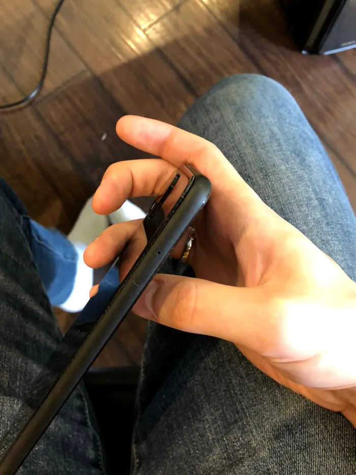 Google-Pixel-4-XL-Glass-Back-Peeling-Issue-2