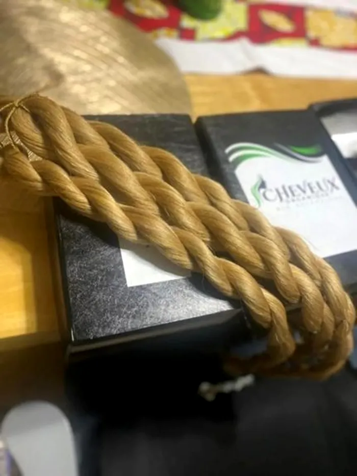 Realizate din fibre de banană, extensiile de păr sunt vopsite în trei nuanțe, inclusiv Cheveux Blonde. Credit: Kakwerre Julie