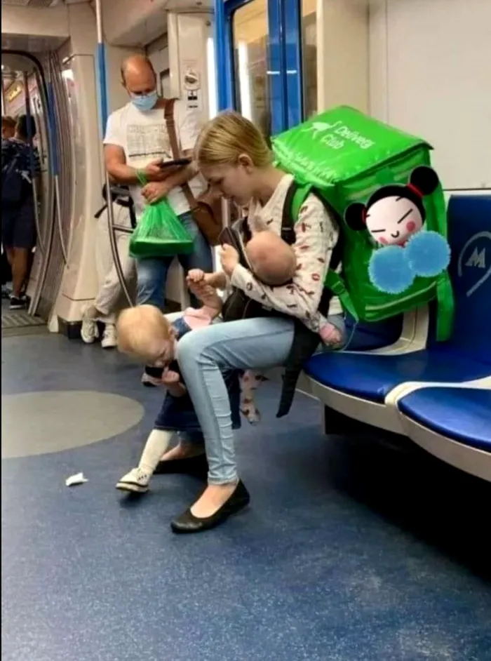 Cum a fost surprinsă o mamă la metrou. Imaginea care a emoționat o lume întreagă
