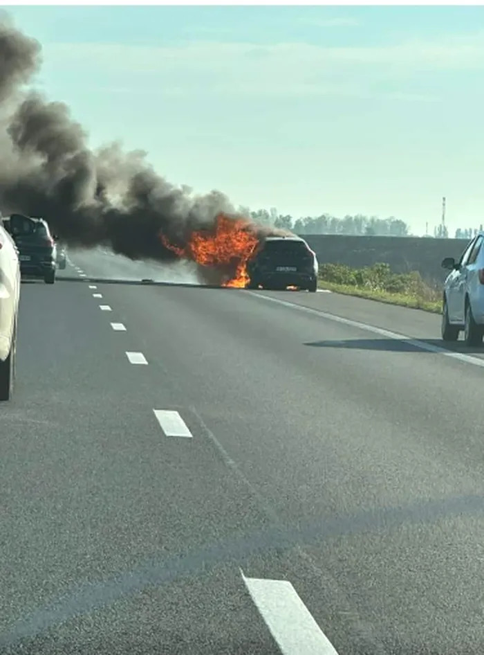 O mașină a luat foc pe A2