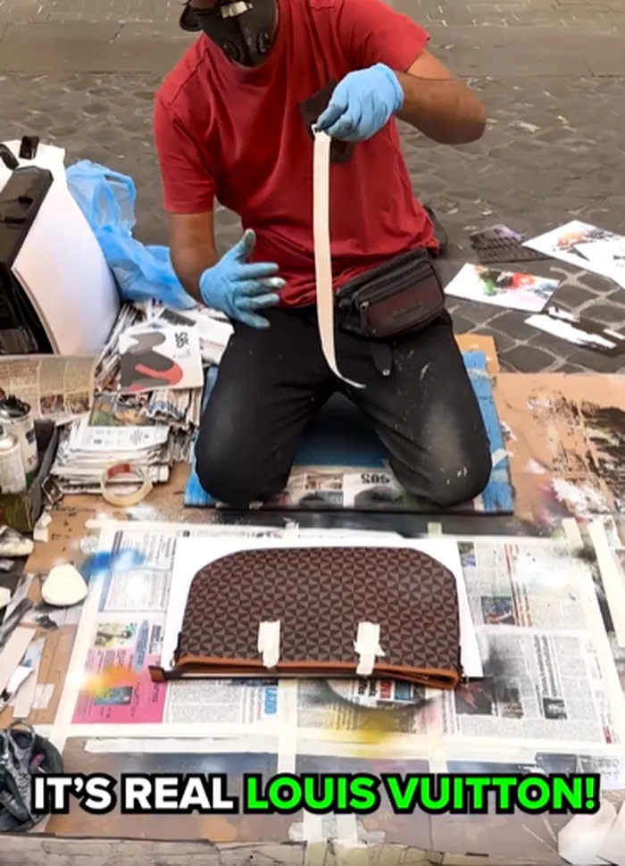 A plătit 10 euro unui pictor stradal să îi vopsească geanta Louis Vuitton, iar rezultatul i-a lăsat mască pe toți. Ireal ce a ieșit 
