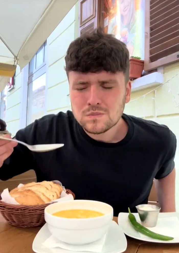Cum a reacționat un turist străin după ce a mâncat ciorbă de burtă în România. Expresia feței lui e virală  