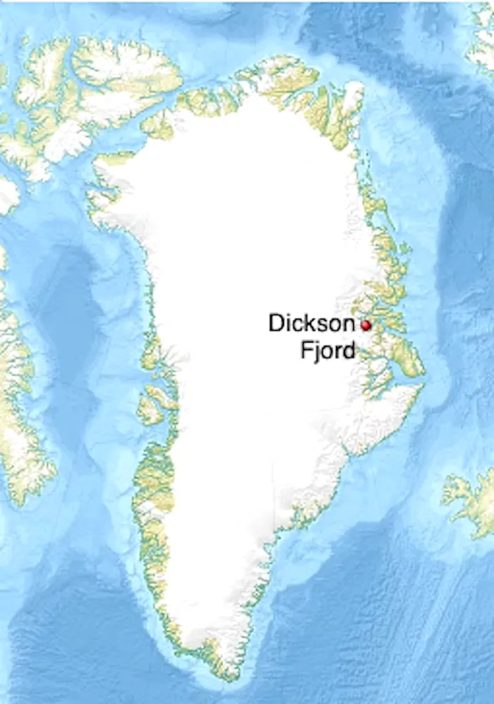 Fiordul Dickson este înconjurat de munți abrupți. (Uwe Dedering  wiki, CC BY-SA)