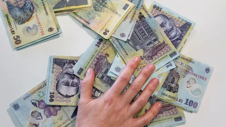 Economiile românilor, pe cale de dispariție. Se vede în bănci, iar tendința de sărăcire este îngrijorătoare