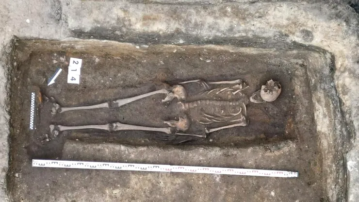 Descoperire uimitoare în Europa – Scheletul complet al unui cavaler medieval, găsit sub o fostă gelaterie