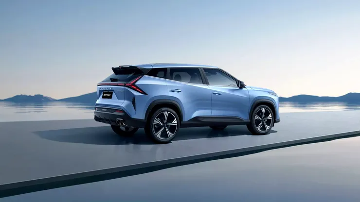 Revoluție neașteptată în auto: șeful Geely spune că electricele sunt prea grele, iar metanolul ar putea schimba tot jocul