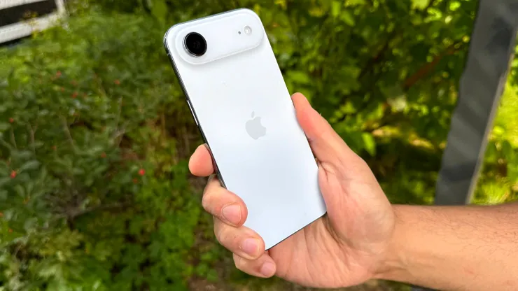 Primele probleme la iPhone Air: utilizatorii raportează condens în camera foto încă din prima zi