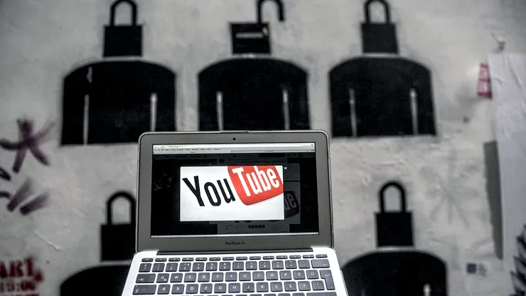 YouTube redeschide conturile unor utilizatori „banați”, fiindcă ceea ce era interzis ieri nu mai este astăzi
