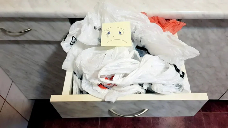 De ce unii oameni nu aruncă niciodată pungile de plastic și ce spune acest obicei despre ei, conform psihologilor