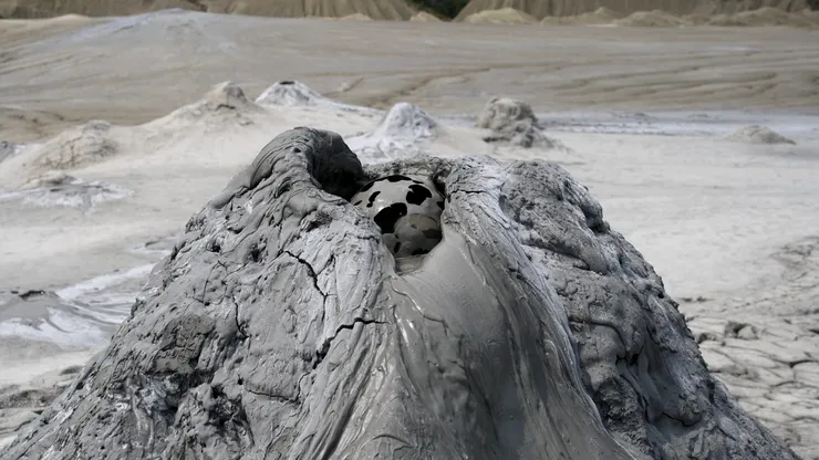 Viață ascunsă în extreme: specialiști americani investighează microorganismele unice din Ținutul Buzăului