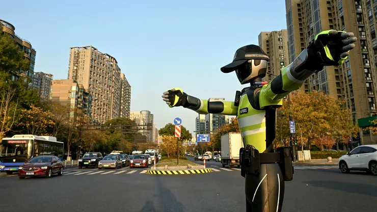 Primul agent de circulație bazat pe inteligență artificială începe serviciul într-un oraș din China FOTO