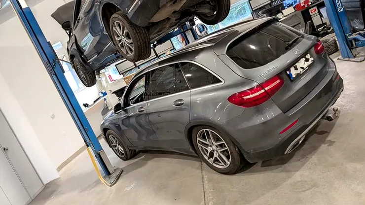 S-a dus cu Mercedes la reprezentanță și a ieșit cu „verdict de casare”: cum poate un plug-in hibrid să ajungă victimă între diagnoze greșite, compromisuri și un raport care nu exista