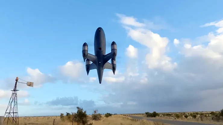 O dronă construită într-un garaj a atins aproape 700 km/h și a doborât neoficial recordul de viteză pentru quadricoptere