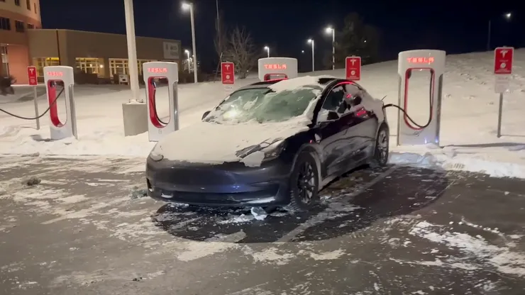 Trucul simplu la Tesla ca să scoți cablu de încărcare înghețat fără probleme. Funcția nouă a fost introdusă recent